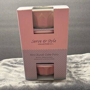 NWT set off 4 white porcelain mini Bundt cake pans.